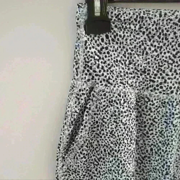 OLD NAVY | Women's White/Black/Grey Spotted High Rise Powersoft 7/8 Ank… - Picture 4 of 7